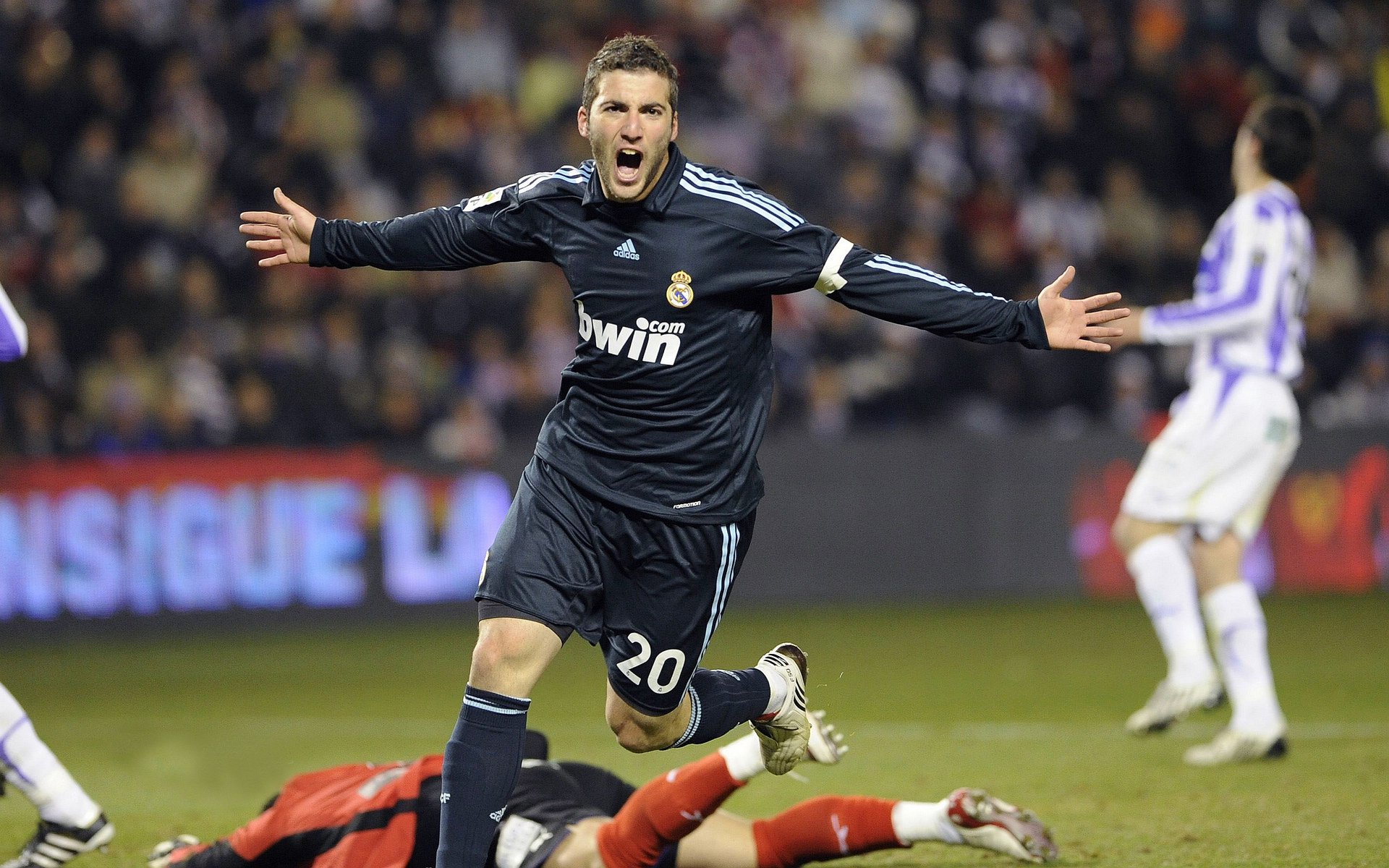 互动直播新玩法：弹幕、投票、奖励丰富观众体验，直播弹幕抽奖技巧